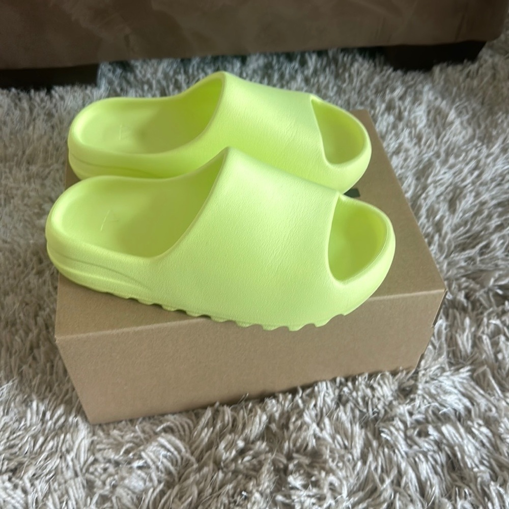 ***** Never Worn***** Authentic! Yeezy Slides Size 7 Glow Green